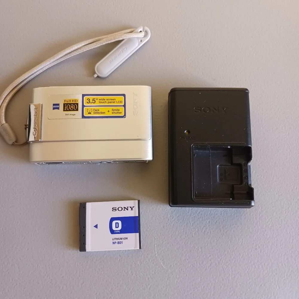 Camera Sony Cybershot  Silver Like New 8.1 Mega Pixels